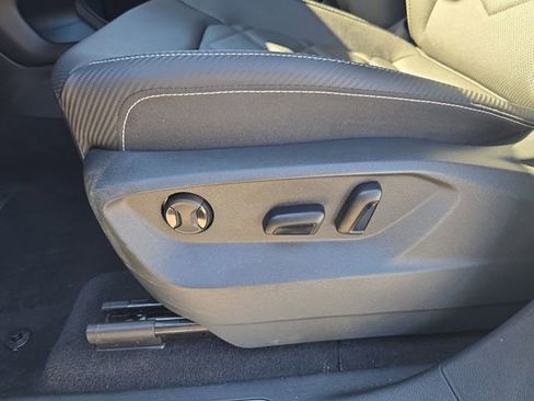 Used 2025 Volkswagen Atlas Cross Sport SE image 21