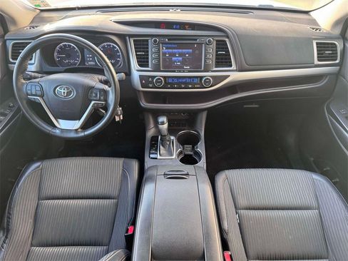 Used 2018 Toyota Highlander LE image 11
