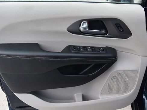 Used 2022 Chrysler Pacifica Touring-L FWD image 11
