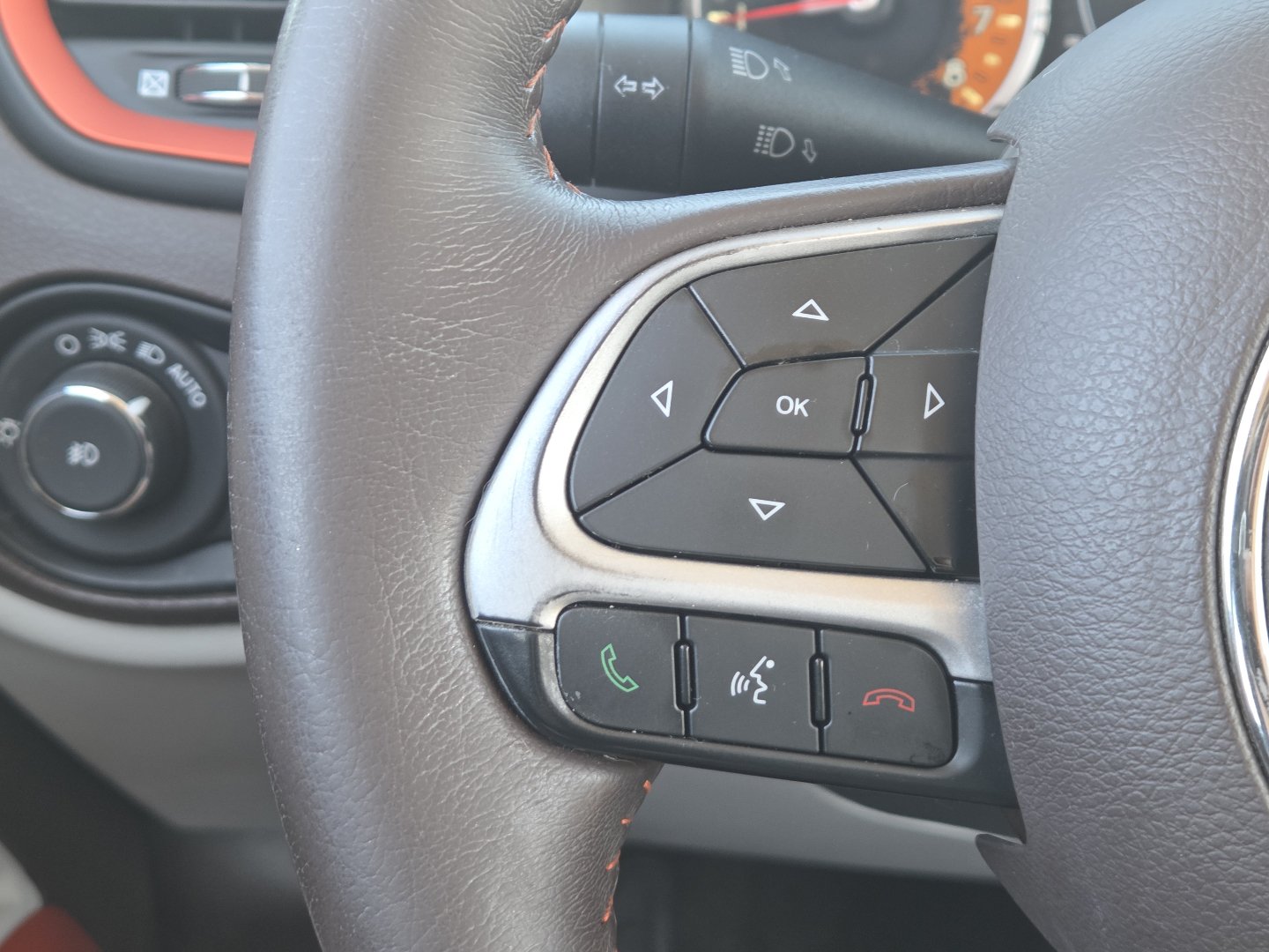 Used 2017 Jeep Renegade Latitude FWD image 30