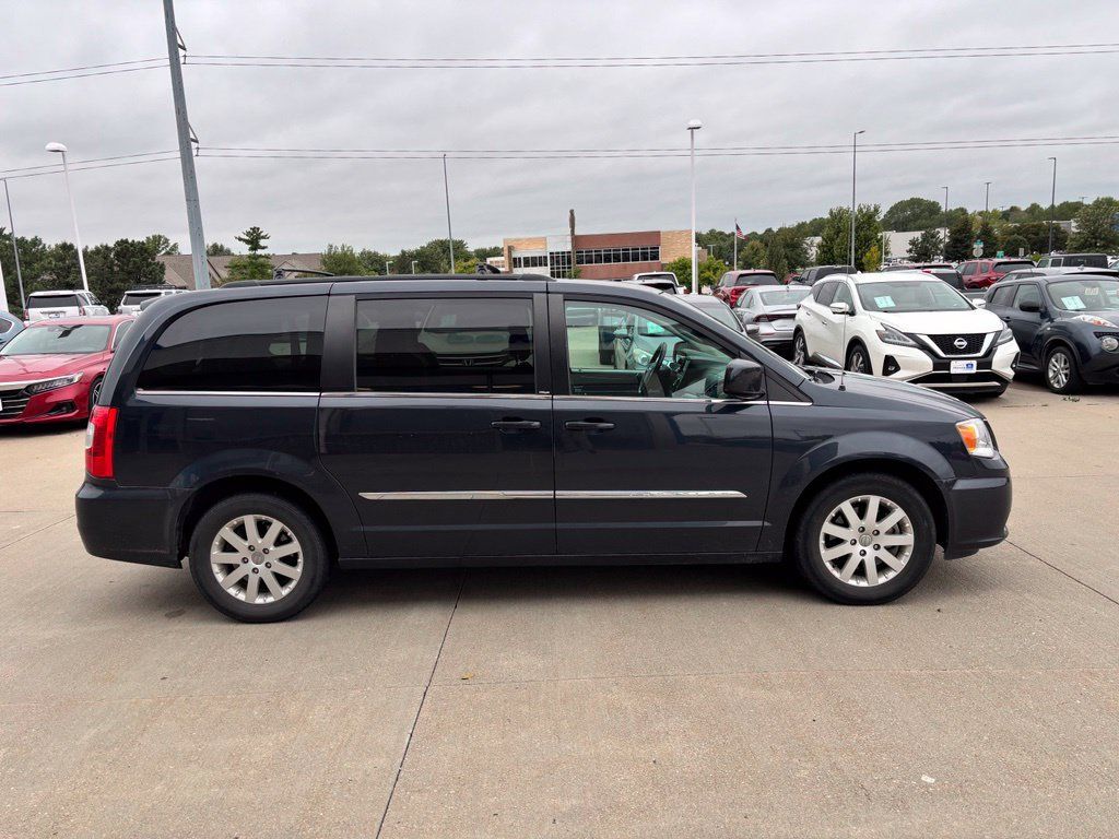 Used 2013 Chrysler Town & Country Touring FWD image 4