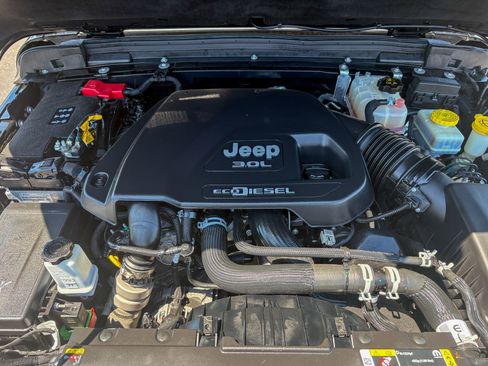 Used 2022 Jeep Wrangler Unlimited Sahara AWD/4WD image 35