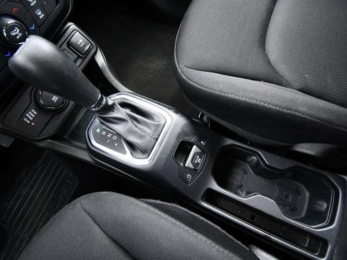Used 2023 Jeep Renegade Latitude AWD/4WD image 29