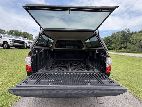 Used 2018 Nissan Titan SV AWD/4WD image 7
