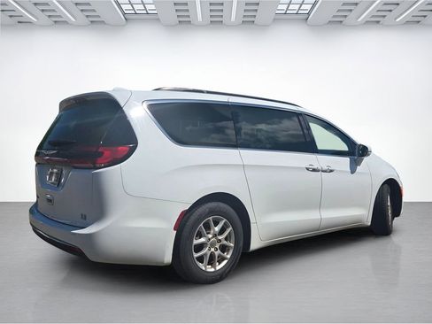 Used 2022 Chrysler Pacifica Touring-L FWD image 3