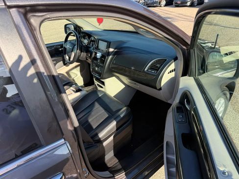 Used 2016 Chrysler Town & Country Touring w/ Driver Convenience Group FWD image 14