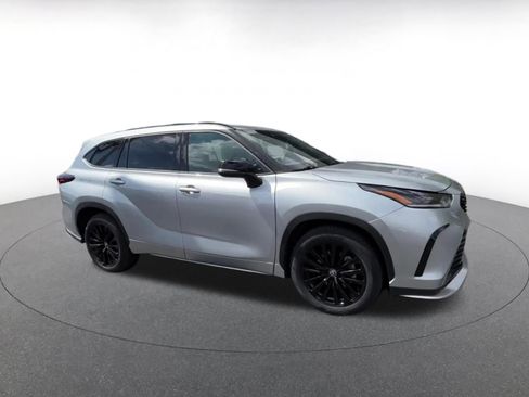 Used 2025 Toyota Highlander XSE AWD/4WD image 2