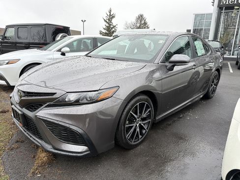 Used 2023 Toyota Camry SE w/ Cold Weather Package image 4