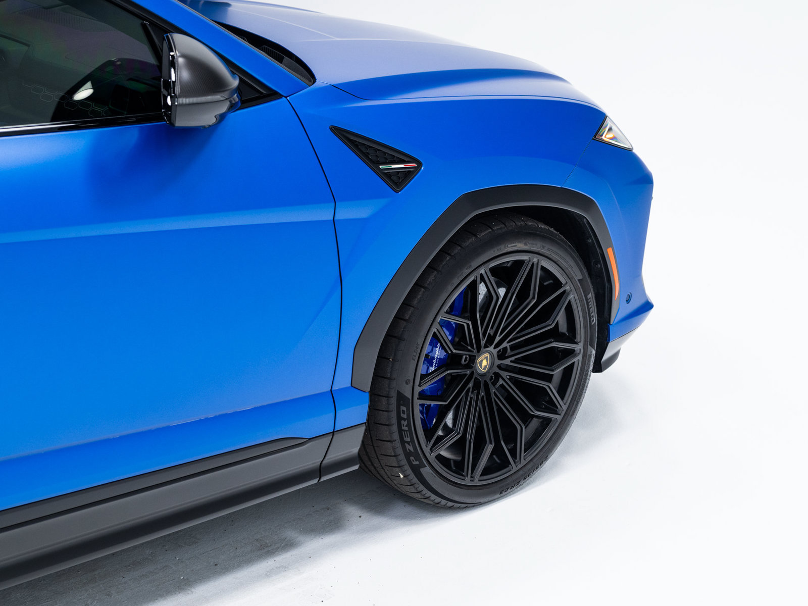 Used 2025 Lamborghini Urus SE AWD/4WD image 27