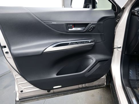 Used 2022 Toyota Venza Limited w/ Advanced Technology Package image 9