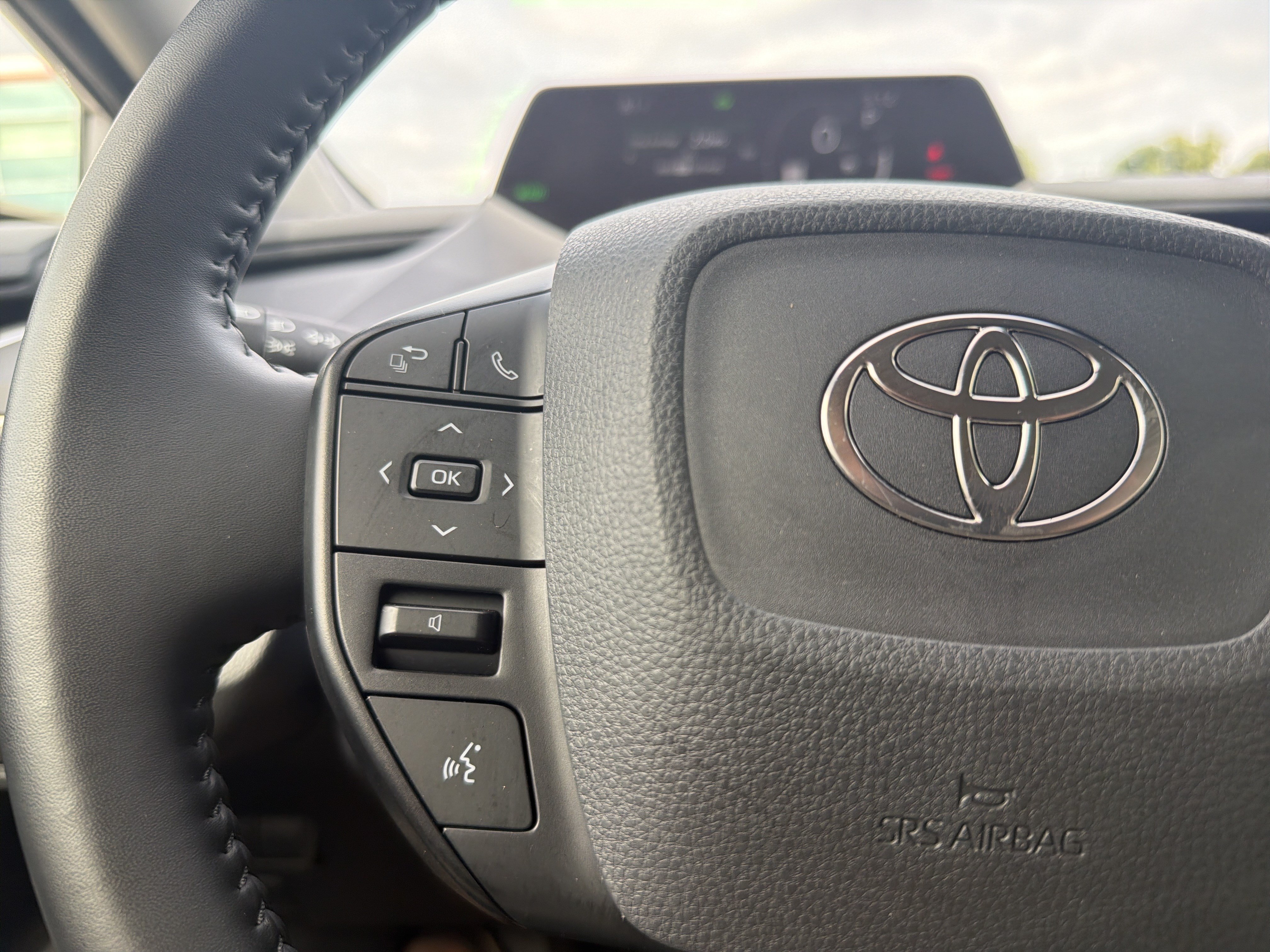 Certified 2025 Toyota Prius LE FWD image 11