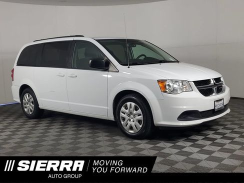 Used 2018 Dodge Grand Caravan SE w/ UConnect Hands-Free Group FWD image 1