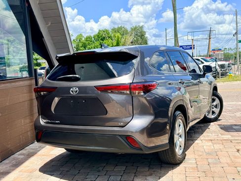 Used 2021 Toyota Highlander LE FWD image 2