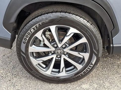 Used 2025 Toyota Corolla Cross XLE FWD image 8