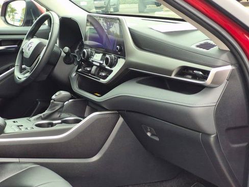 Used 2024 Toyota Highlander XLE image 22