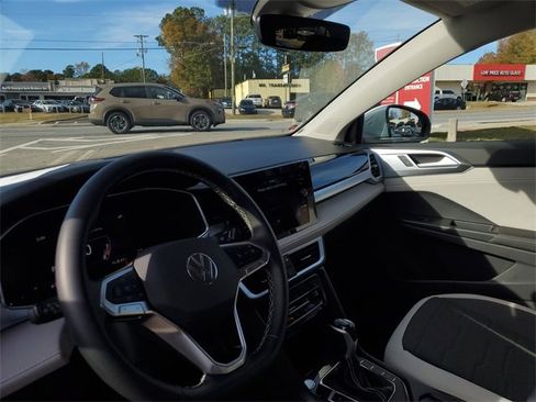 Certified 2025 Volkswagen Taos SE image 18