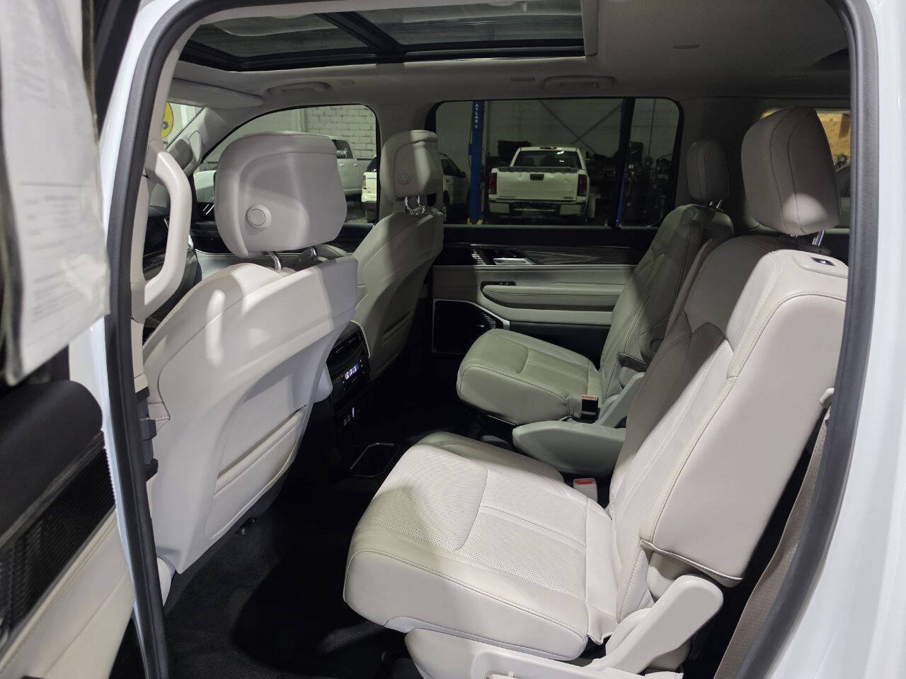 Used 2022 Jeep Wagoneer Series III w/ Premium Group I AWD/4WD image 29