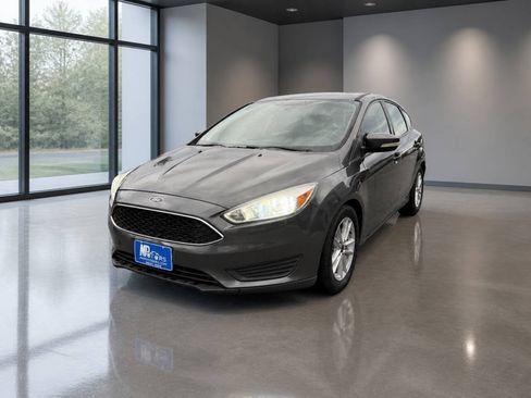 Used 2017 Ford Focus SE FWD image 1