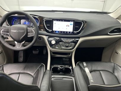 Used 2022 Chrysler Pacifica Limited w/ Uconnect Theater Family Group