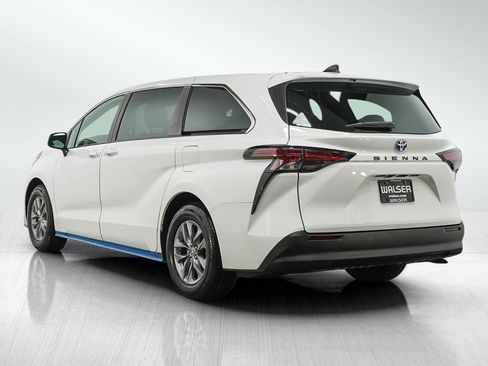 Used 2021 Toyota Sienna LE AWD/4WD image 3