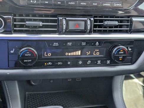 Used 2024 Nissan Pathfinder SL FWD image 23