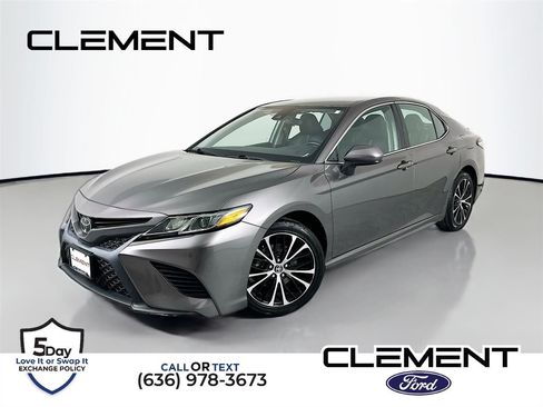 Used 2020 Toyota Camry SE image 1