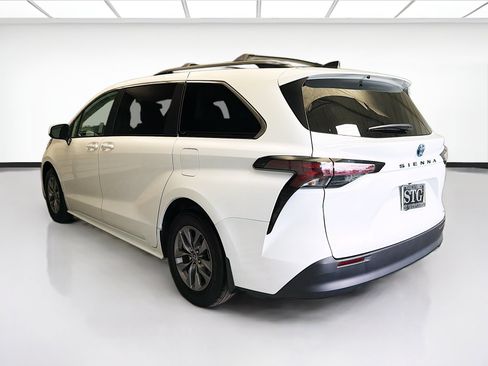 Used 2024 Toyota Sienna LE w/ LE Plus Package FWD image 6