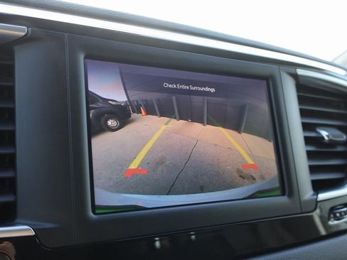 Used 2024 Chrysler Voyager LX image 32