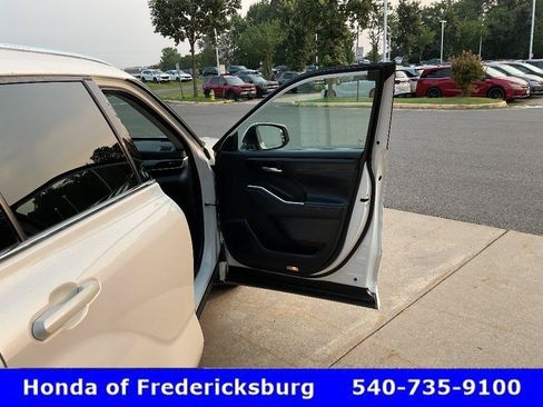 Used 2021 Toyota Highlander XLE AWD/4WD image 14