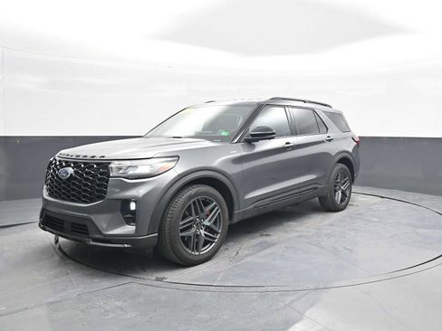 Used 2025 Ford Explorer ST-Line w/ ST-Line Street Pack image 4