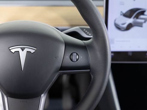 Used 2021 Tesla Model Y Long Range image 32