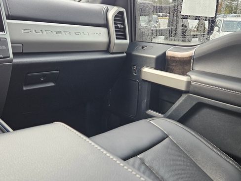 Used 2022 Ford F250 Lariat w/ Black Appearance Package image 11