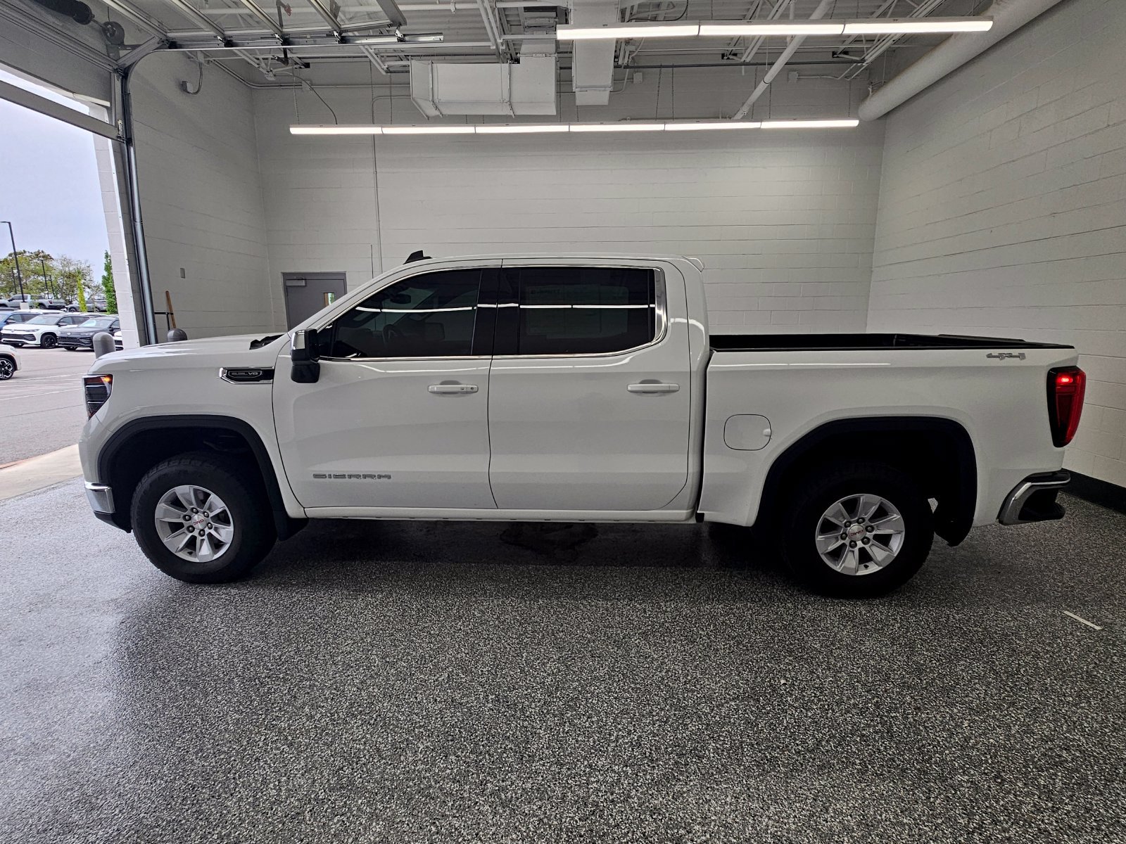 Used 2024 GMC Sierra 1500 SLE AWD/4WD image 2