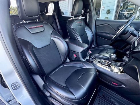 Used 2019 Jeep Cherokee Trailhawk w/ Comfort/Convenience Group AWD/4WD image 8