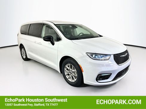 Used 2024 Chrysler Pacifica Touring-L FWD image 1