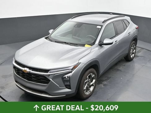 Used 2025 Chevrolet Trax LT FWD image 32
