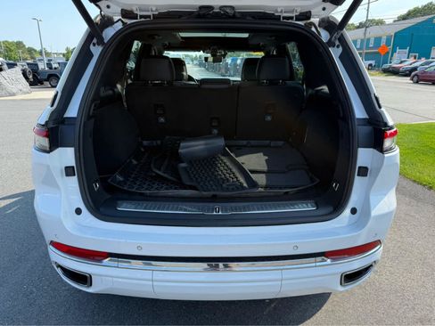 Used 2022 Jeep Grand Cherokee Overland w/ Luxury Tech Group IV AWD/4WD image 8