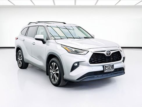 Used 2022 Toyota Highlander XLE FWD image 3