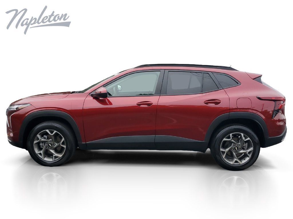 Used 2025 Chevrolet Trax LT FWD image 2