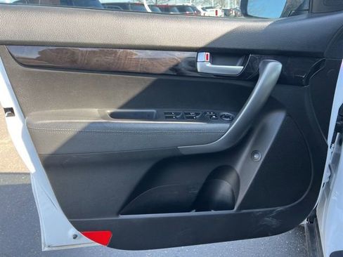 Used 2014 Kia Sorento LX image 28