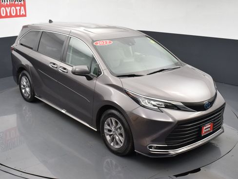 Used 2022 Toyota Sienna XLE image 26