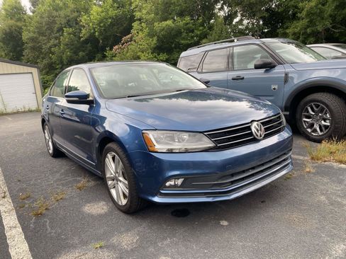 Used 2017 Volkswagen Jetta SEL FWD image 2