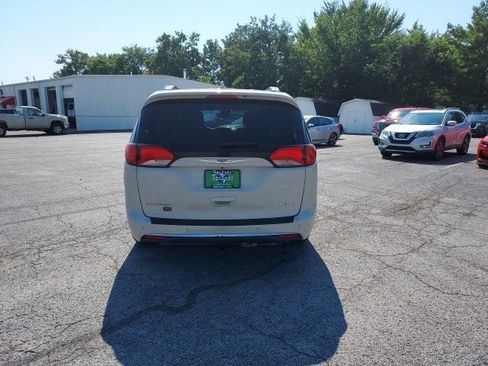 Used 2020 Chrysler Pacifica Touring-L FWD image 6