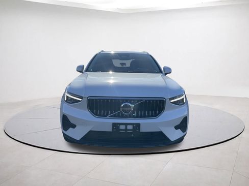 Used 2025 Volvo XC40 B5 Core image 2