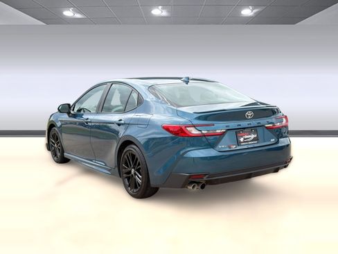 Used 2025 Toyota Camry SE image 3