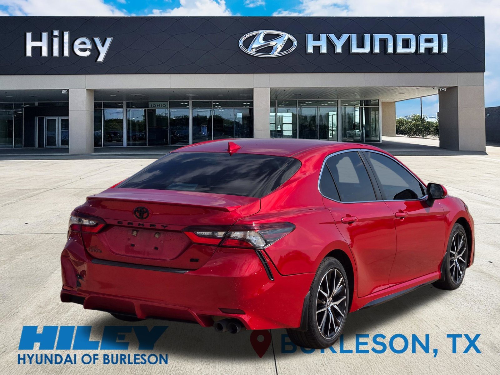Used 2023 Toyota Camry SE FWD image 4