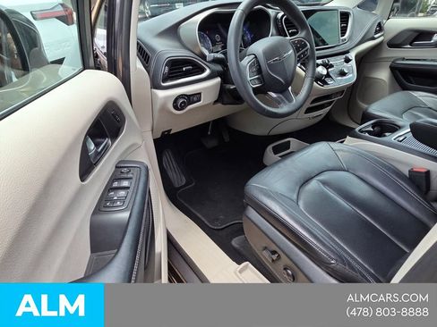Used 2022 Chrysler Pacifica Touring-L FWD image 6
