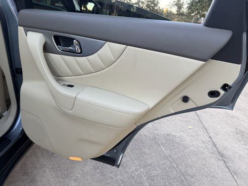 Used 2017 INFINITI QX70 2WD w/ Premium Package image 19