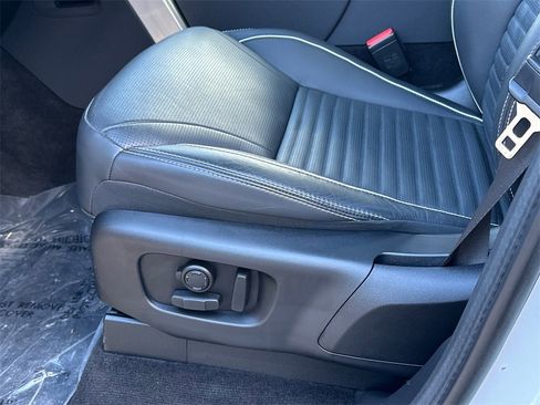 Used 2023 Land Rover Discovery Metropolitan Edition image 20