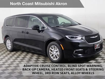 Used 2025 Chrysler Pacifica Select